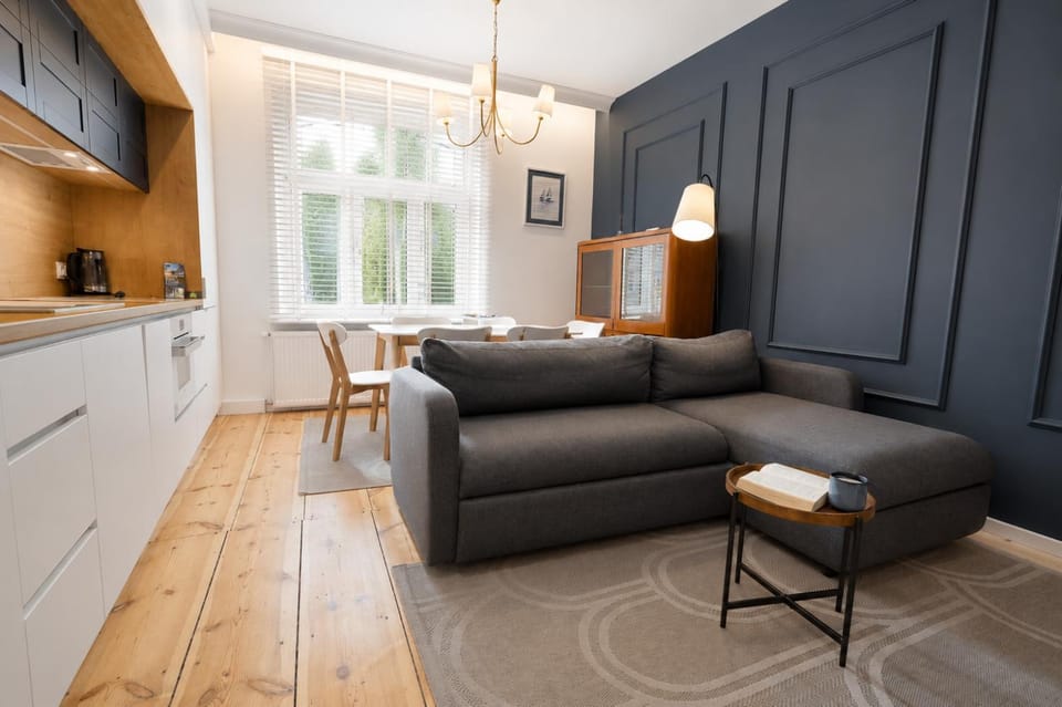 Kitchen or kitchenette, Living room, Seating area, Dining area