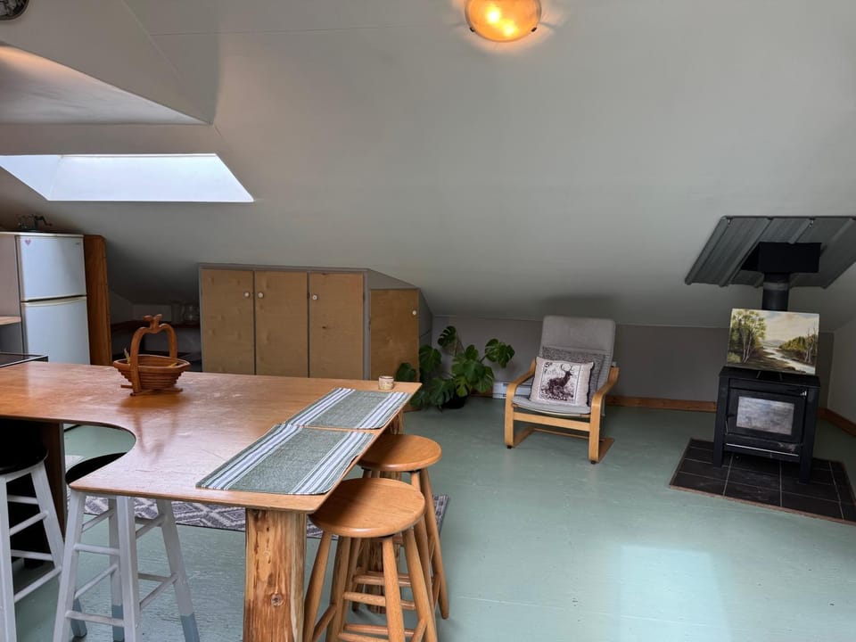 Kitchen or kitchenette, Seating area, Dining area