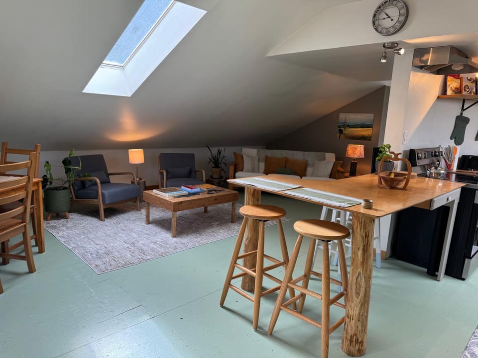 Kitchen or kitchenette, Living room, Seating area, Dining area