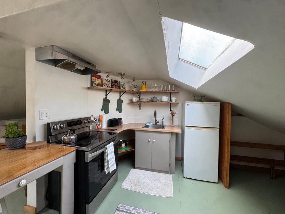 Coffee/tea facilities, Kitchen or kitchenette, oven, stove