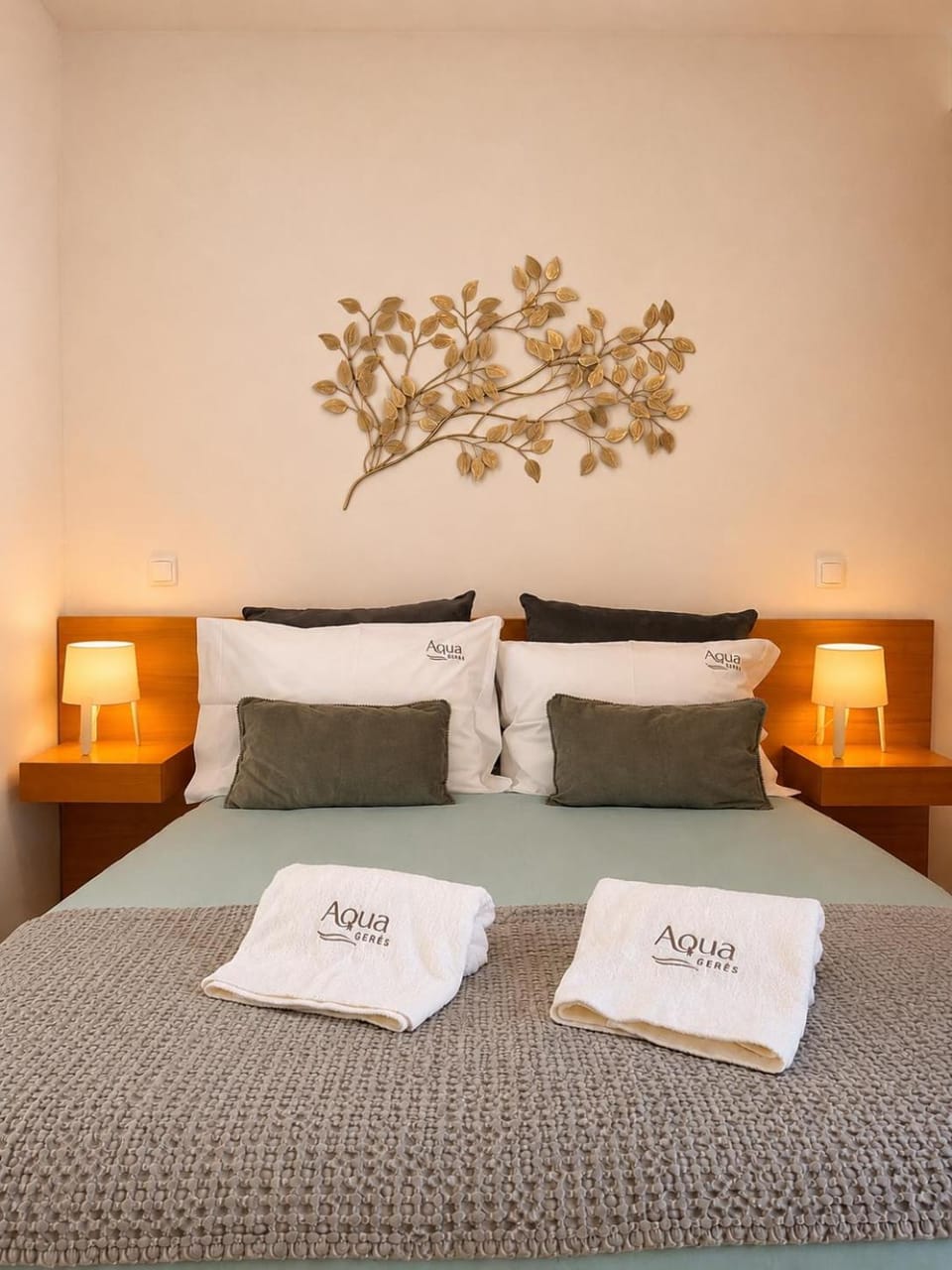 Bed, towels