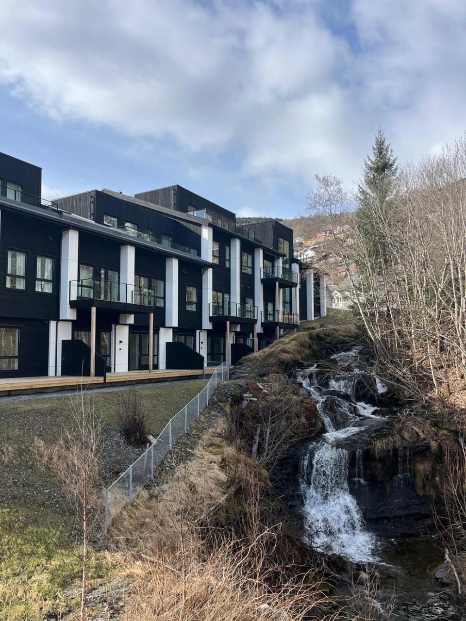 Property building, Nearby landmark, Spring, Day, Natural landscape, Lake view, Mountain view, River view