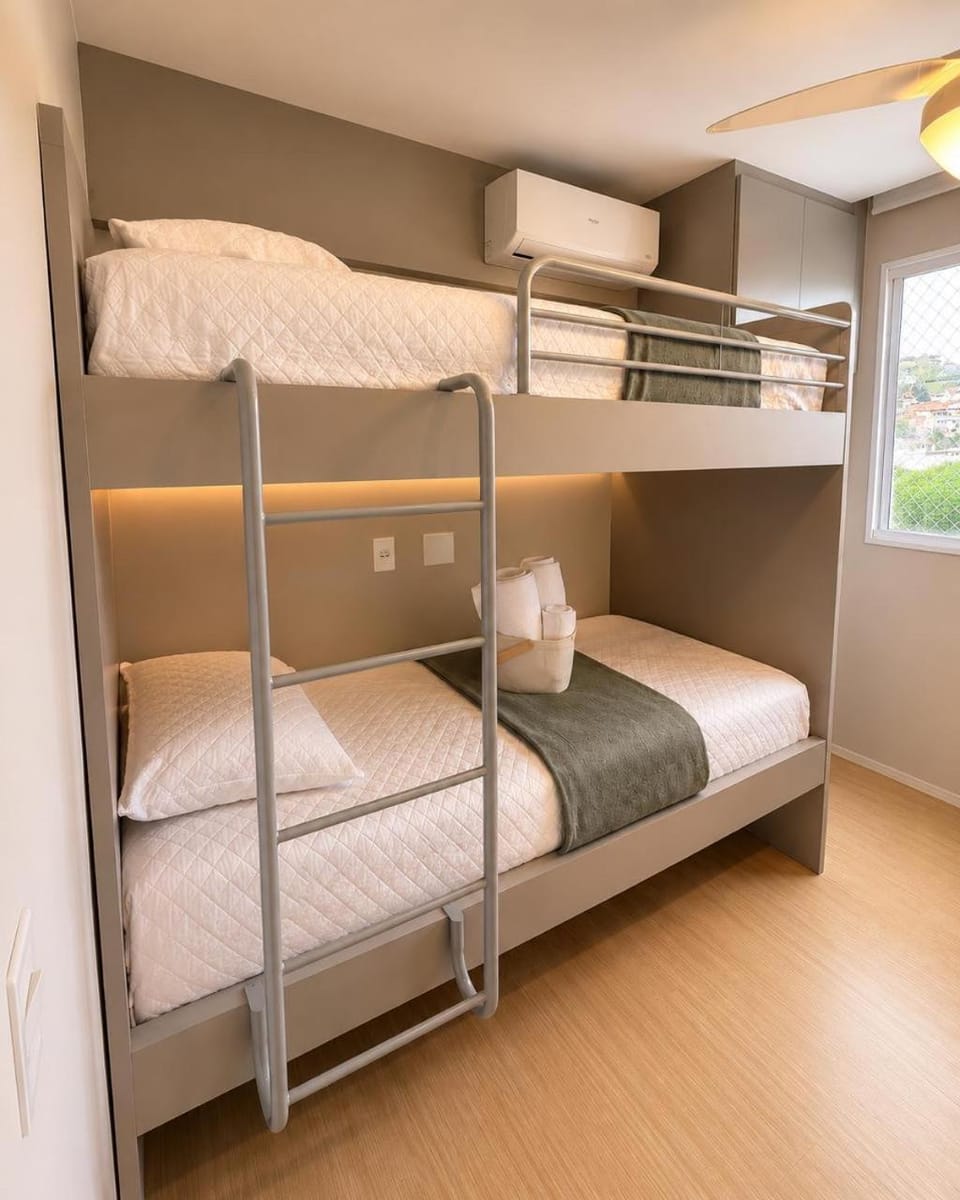 Bedroom, bunk bed, towels