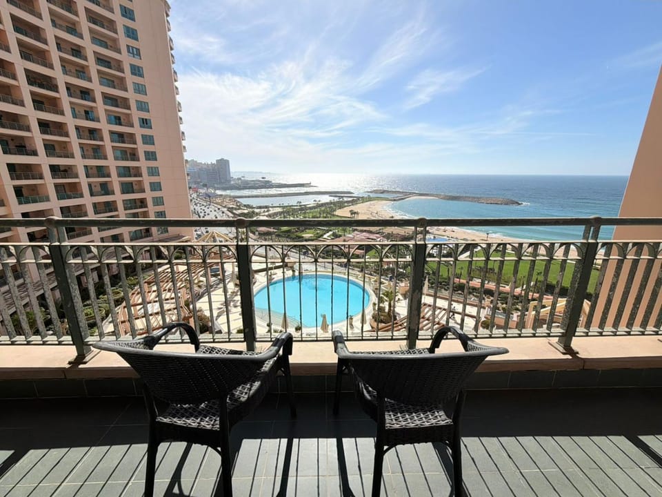 Natural landscape, View (from property/room), Balcony/Terrace, Pool view, Sea view, Swimming pool, sunbed