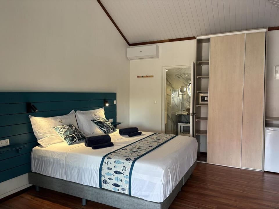 Photo of the whole room, Bedroom, towels