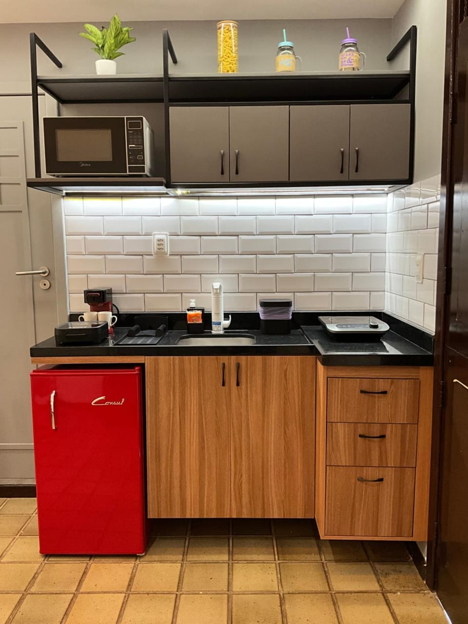 Coffee/tea facilities, Kitchen or kitchenette, microwave, minibar