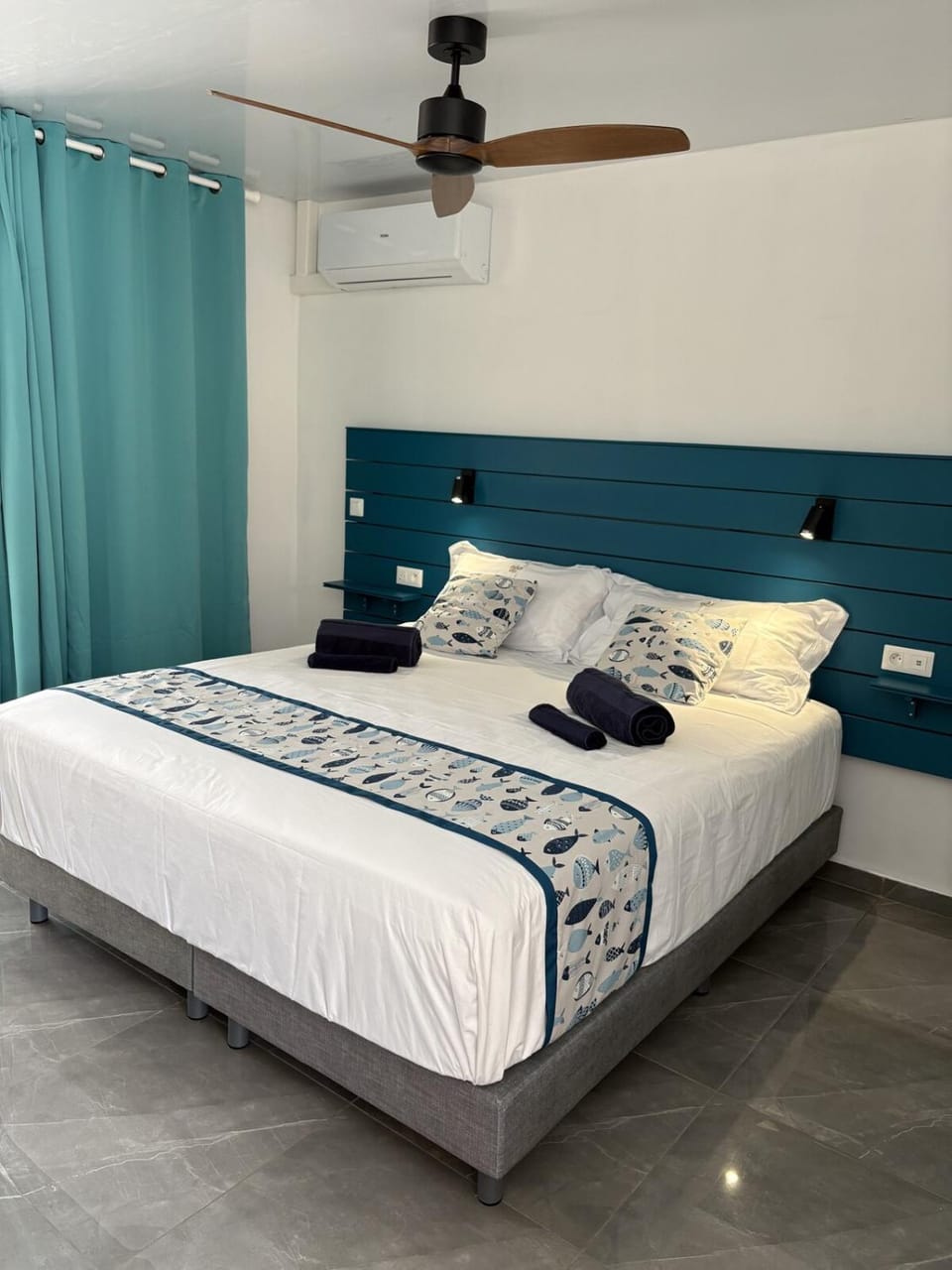 Bed, Photo of the whole room, Bedroom, air conditioner