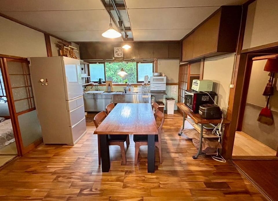 Kitchen or kitchenette, Dining area, oven, stove