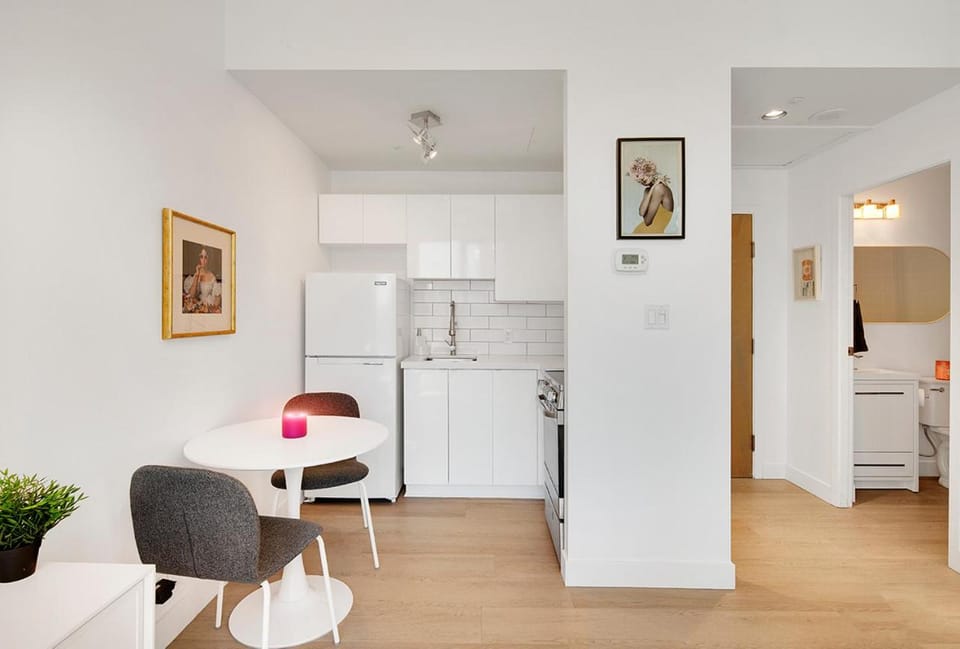 City Centre Studio - Best Location! Apartment in Vancouver
