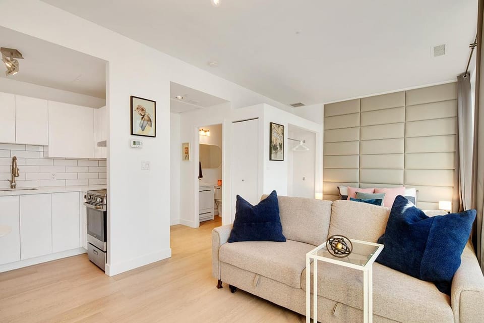 City Centre Studio - Best Location! Apartment in Vancouver