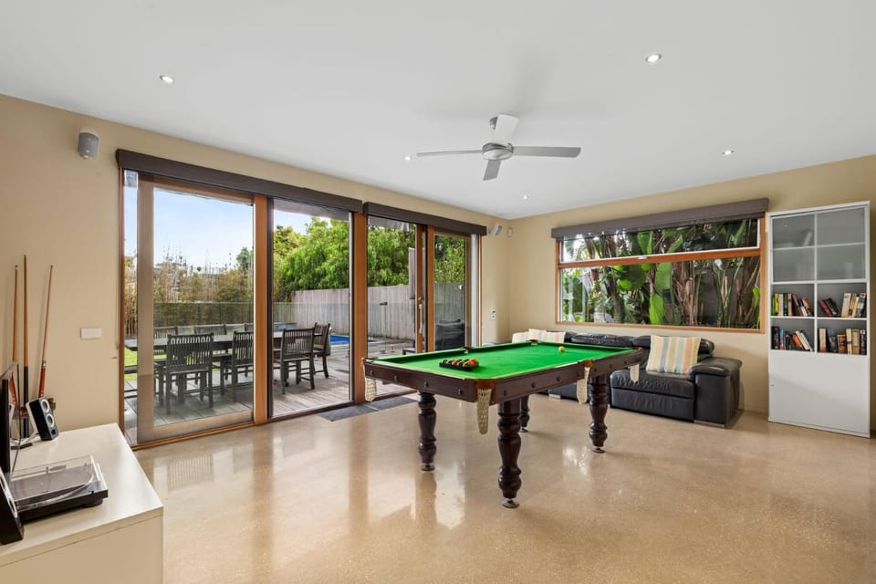 Billiard, Game Room