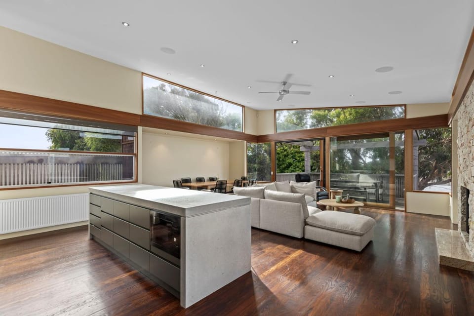 Kitchen or kitchenette, Living room, Seating area, Dining area