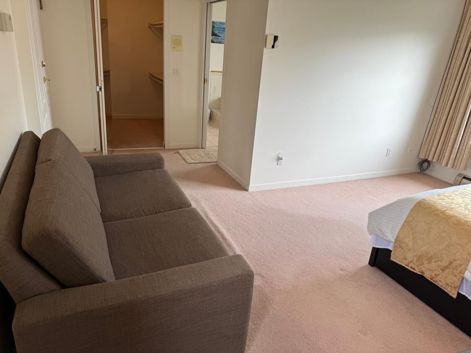 As You Wish Suites & Rooms Near YVR with Parking Vacation rental in Richmond