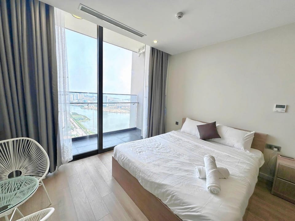 Bed, View (from property/room), Balcony/Terrace, Photo of the whole room, Seating area, Bedroom, towels