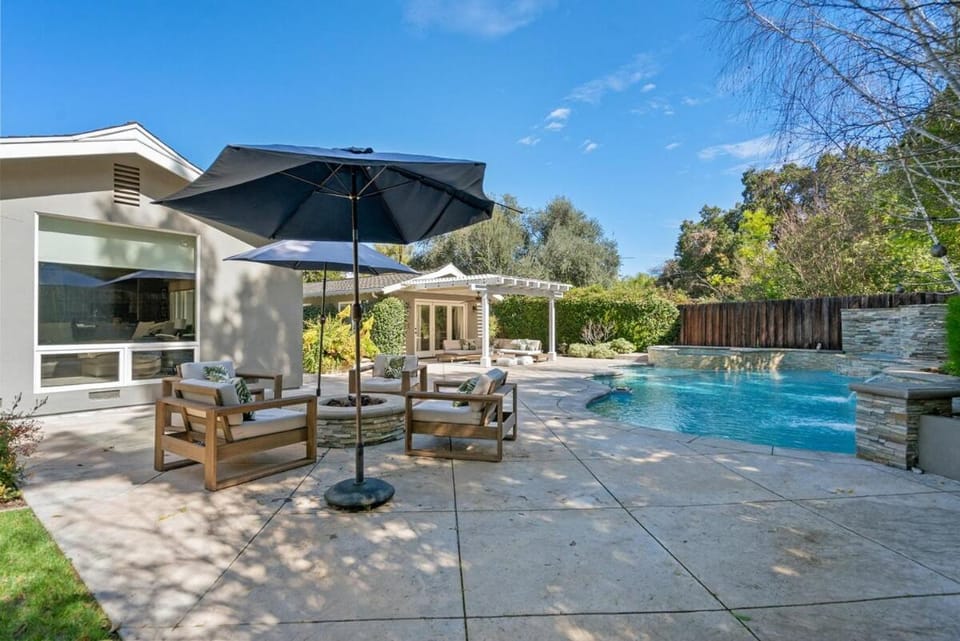 Tarzana ADU with Pool and Hot Tub by Colby and Conrad House in Tarzana
