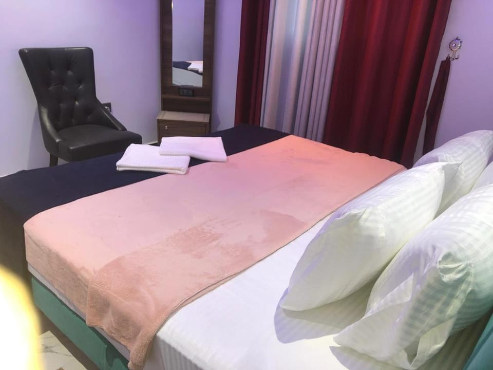 Bed, Living room, Photo of the whole room, Seating area, Bedroom