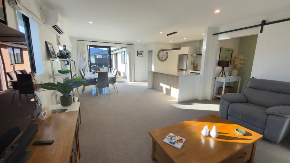 Kitchen or kitchenette, Living room, Dining area