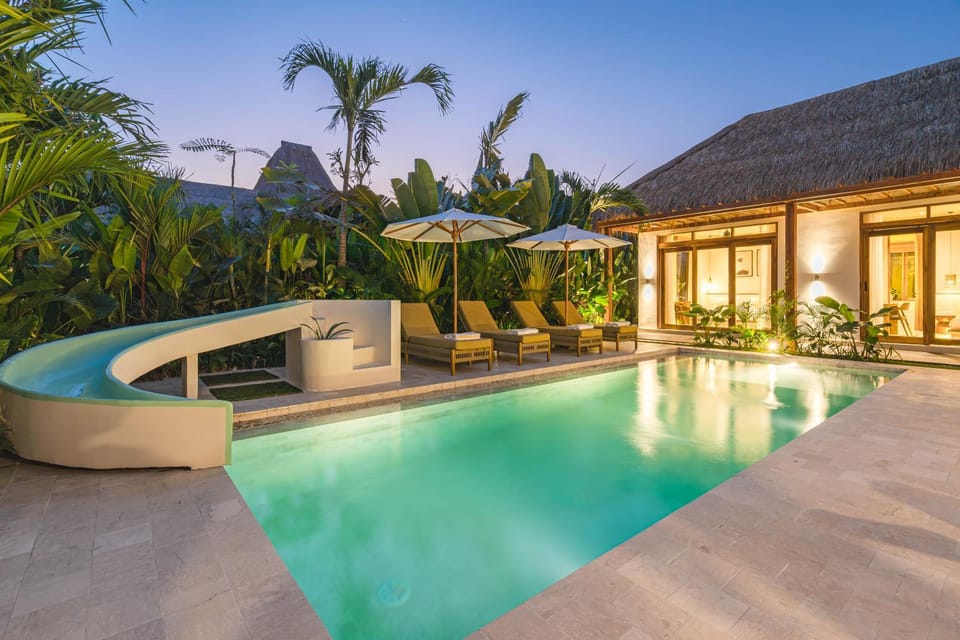 Property building, Garden, Swimming pool, sunbed