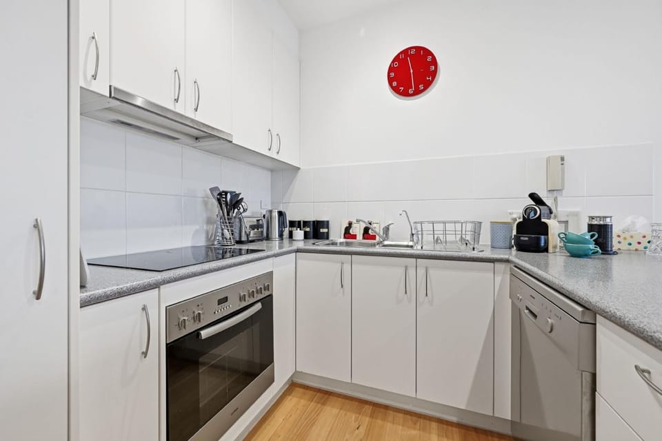 Kitchen or kitchenette, dishwasher, stove