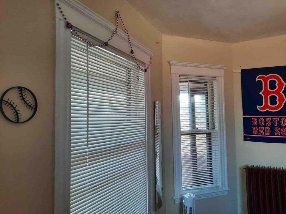 1EC REMODELED Expansive Home, Off Street Parking House in Milton