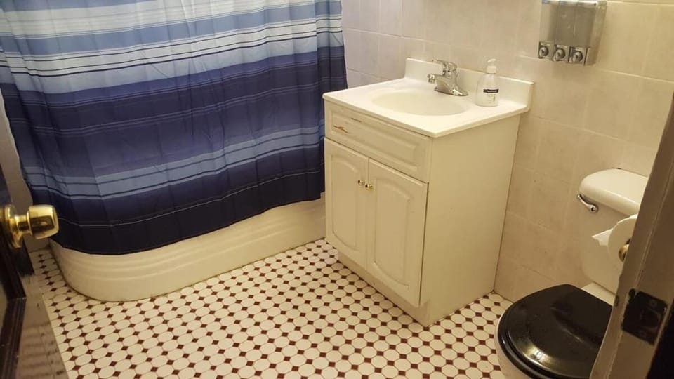 1EC REMODELED Expansive Home, Off Street Parking House in Milton