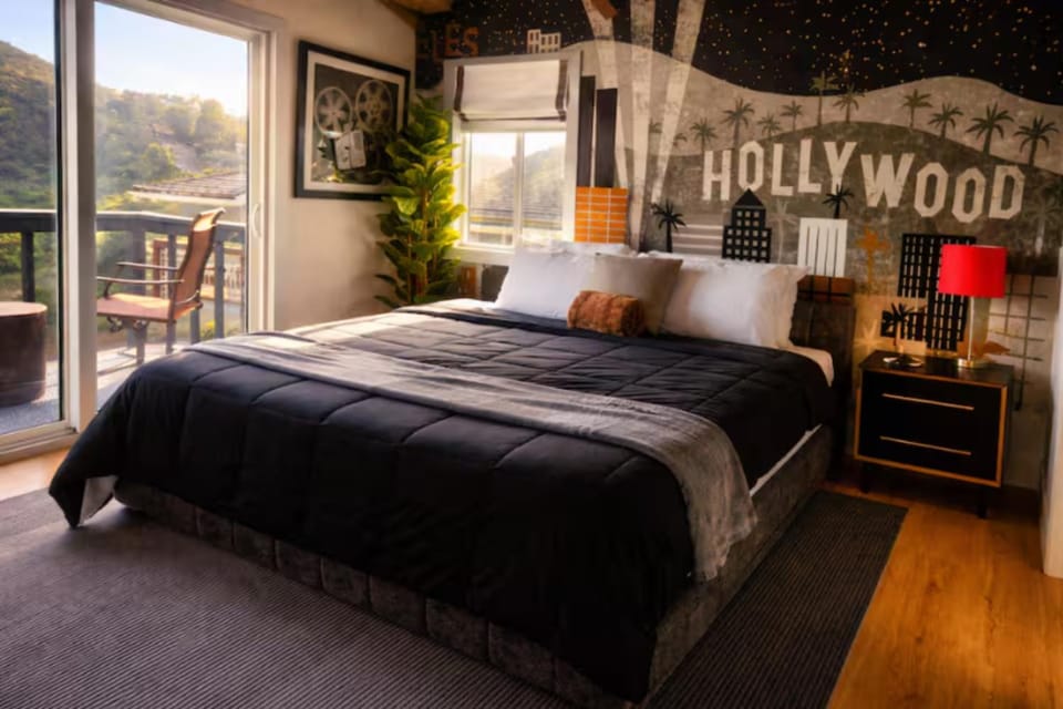Hillside Retreat with Balcony Views of the Hollywood Sign Villa in Hollywood Hills