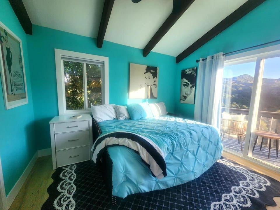 Hillside Retreat with Balcony Views of the Hollywood Sign Villa in Hollywood Hills