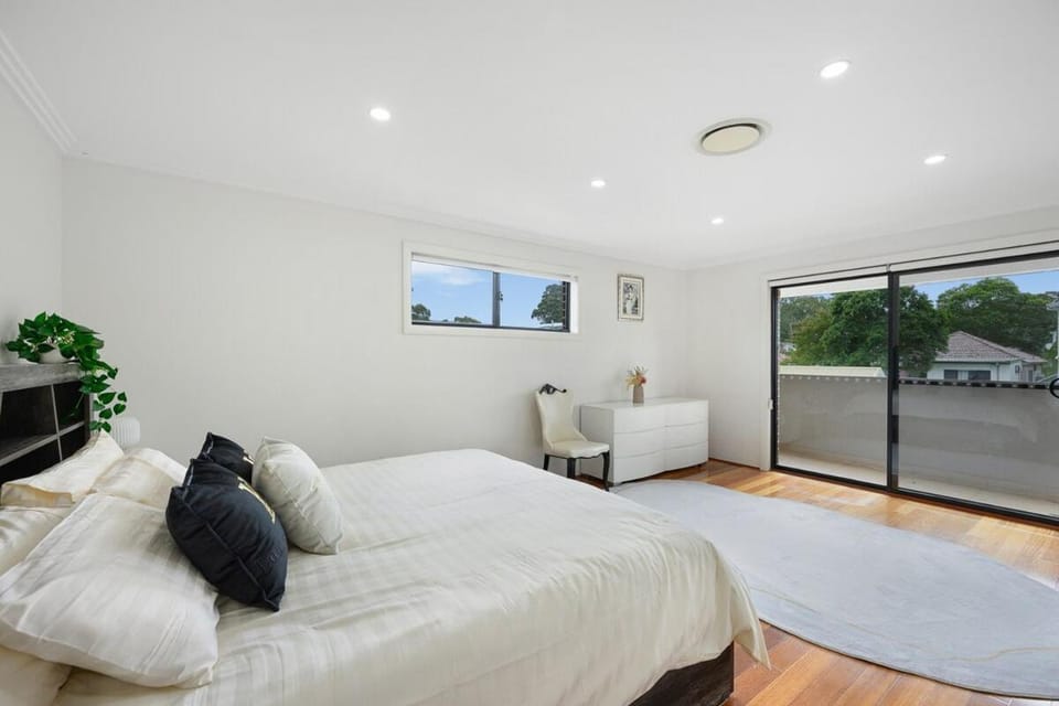 Panania 6Br house near Train Shops Sports Rivers House in Sydney