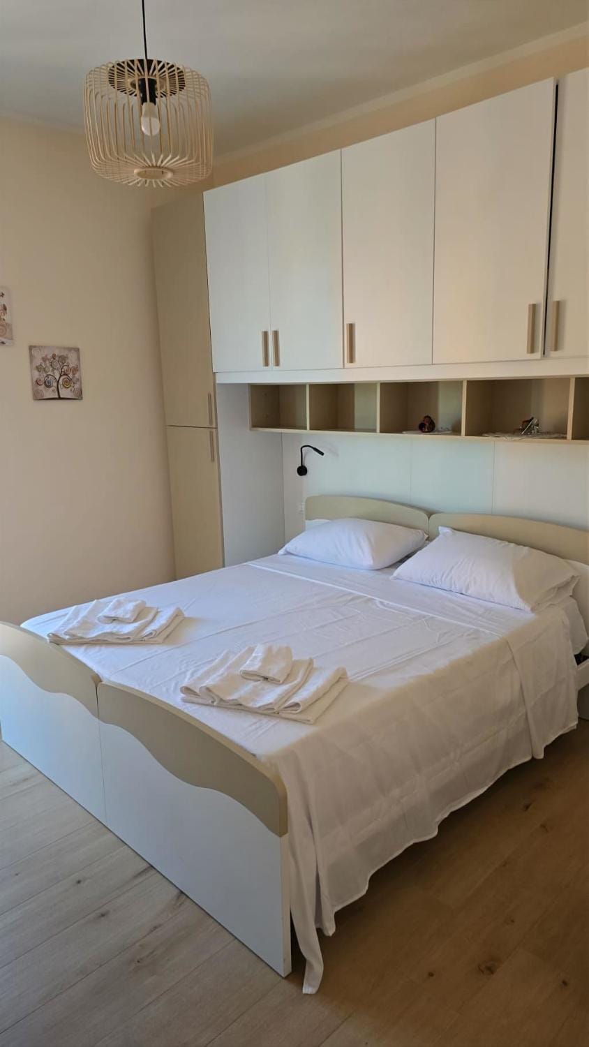 Bed, Bedroom, towels, wardrobe