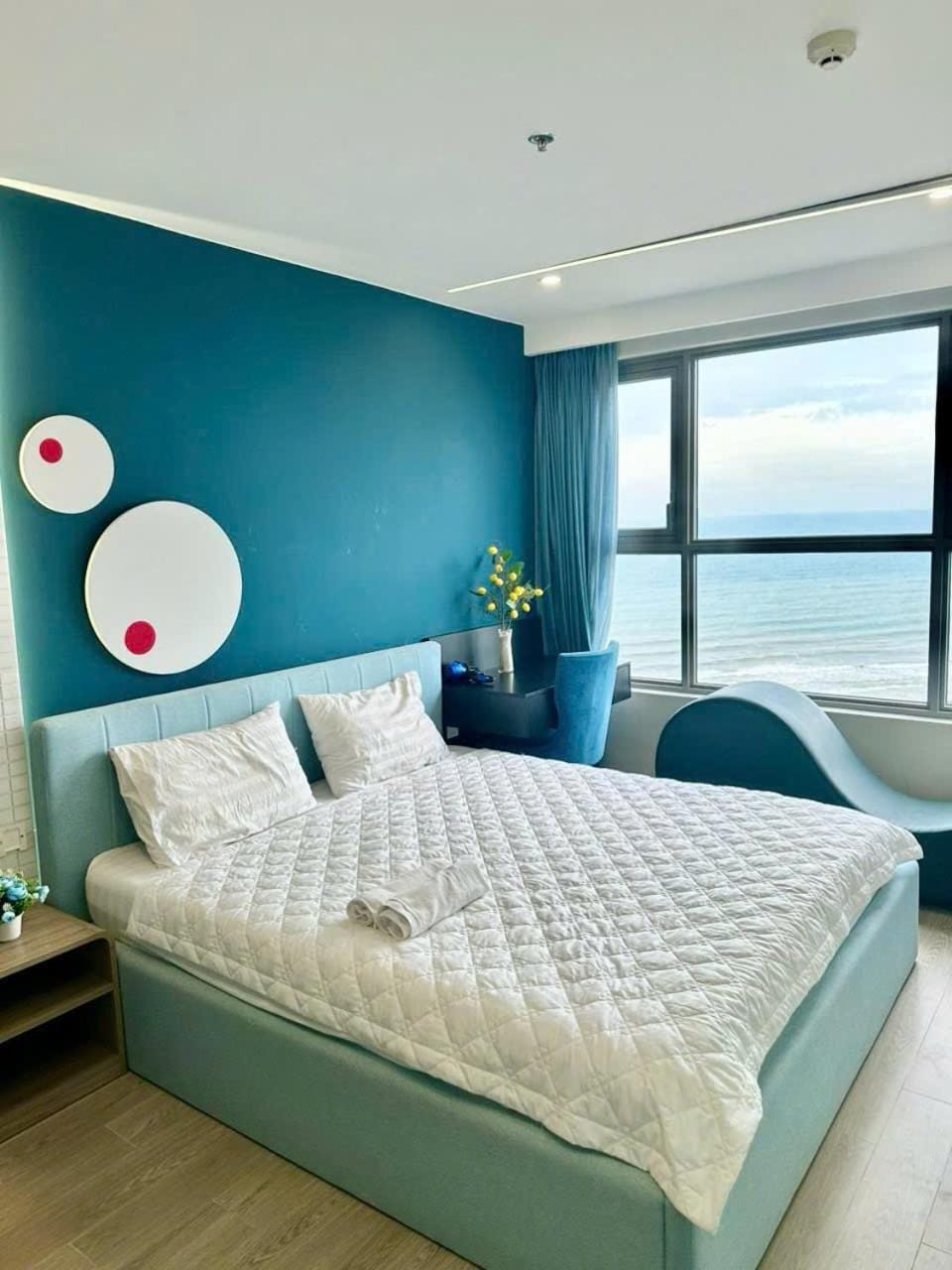 Bed, Natural landscape, Photo of the whole room, Bedroom, Sea view
