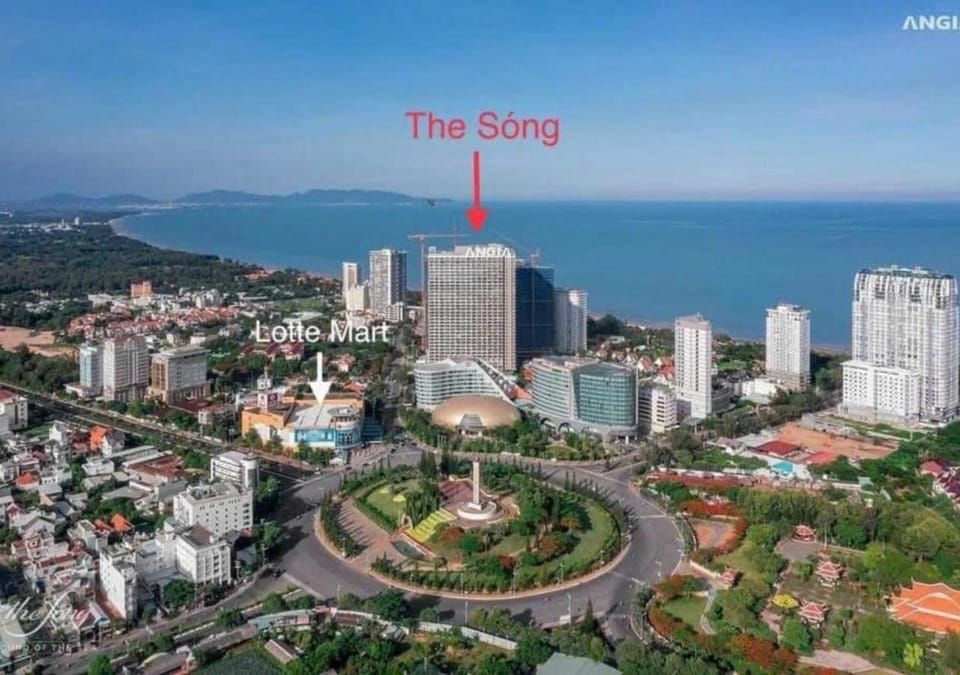 Property building, Nearby landmark, Day, Neighbourhood, Natural landscape, Bird's eye view, City view, Sea view, Street view, Location
