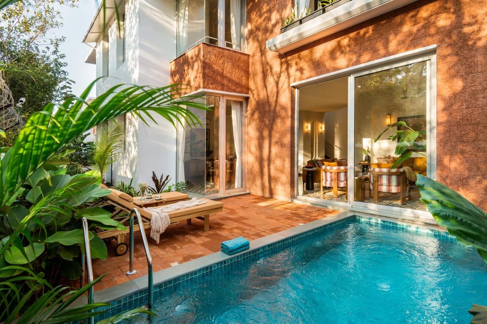 Property building, Pool view, Swimming pool, Swimming pool, sunbed