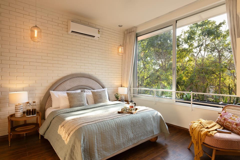 Bed, Seating area, Bedroom, air conditioner