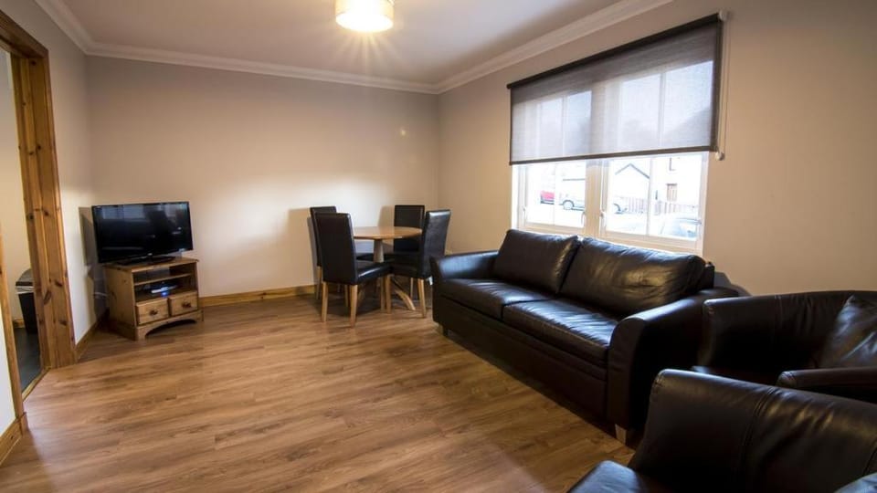 TV and multimedia, Living room, Seating area, Dining area