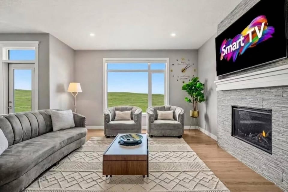 Spacious Family Retreat with Hot Tub, Pool Table, Gym House in Calgary