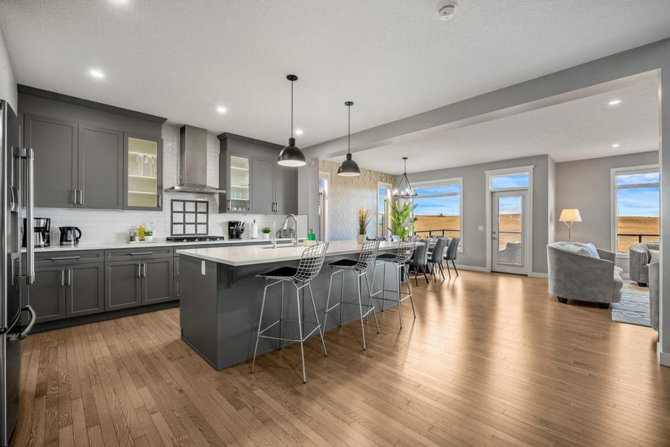 Spacious Family Retreat with Hot Tub, Pool Table, Gym House in Calgary
