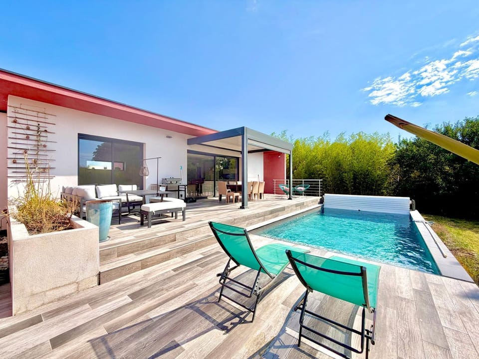 La villa soleil, 8 pers piscine Alès Villa in Alès