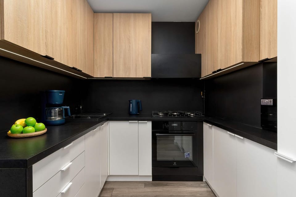 Kitchen or kitchenette, dishwasher, stove
