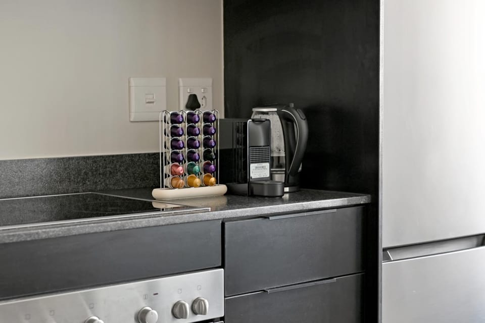 Esme - Chic 1BR at The Carrington Heart of Loop Street Apartment in Cape Town