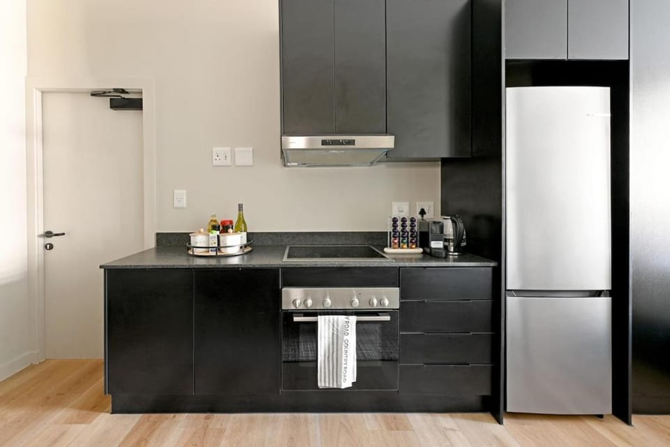 Esme - Chic 1BR at The Carrington Heart of Loop Street Apartment in Cape Town