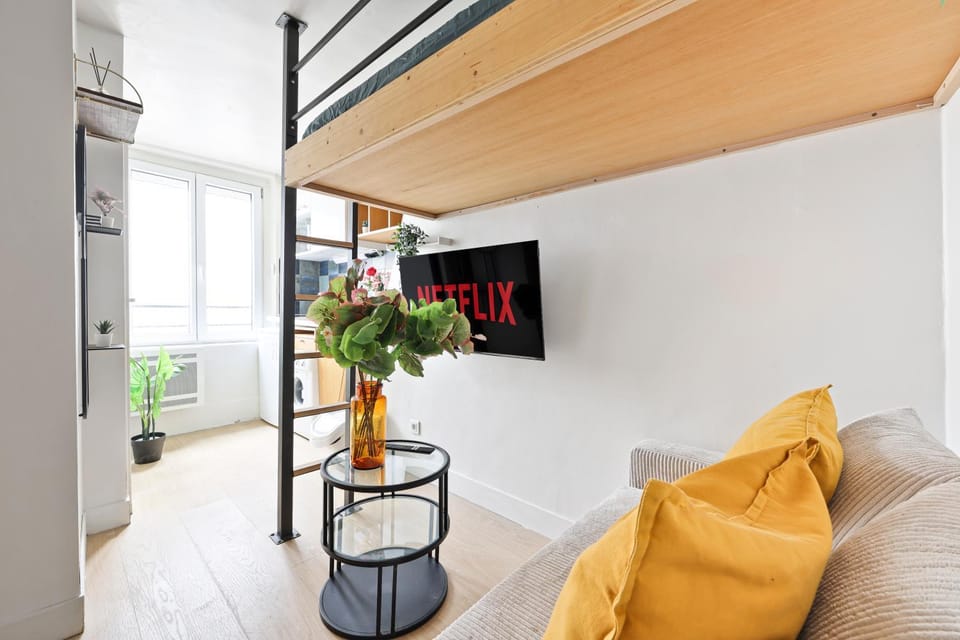 Bed, TV and multimedia, Living room, Seating area