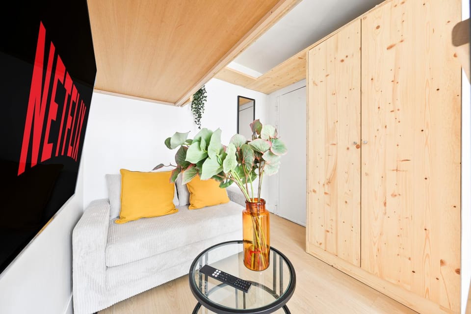 TV and multimedia, Living room, Seating area, wardrobe