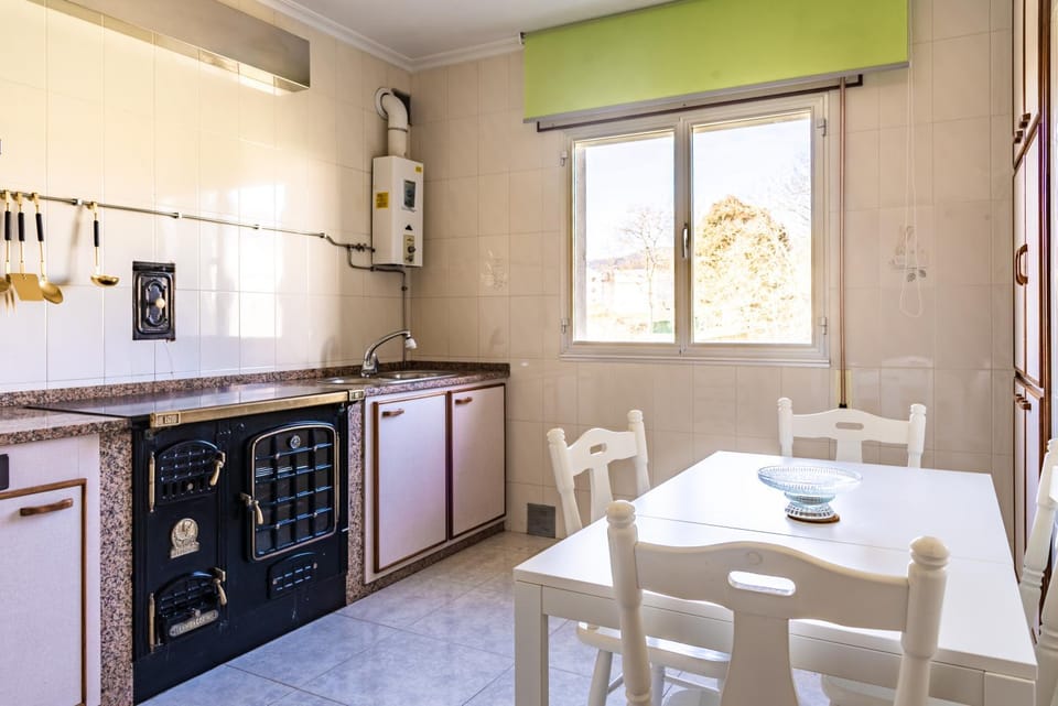 Kitchen or kitchenette, Dining area, stove