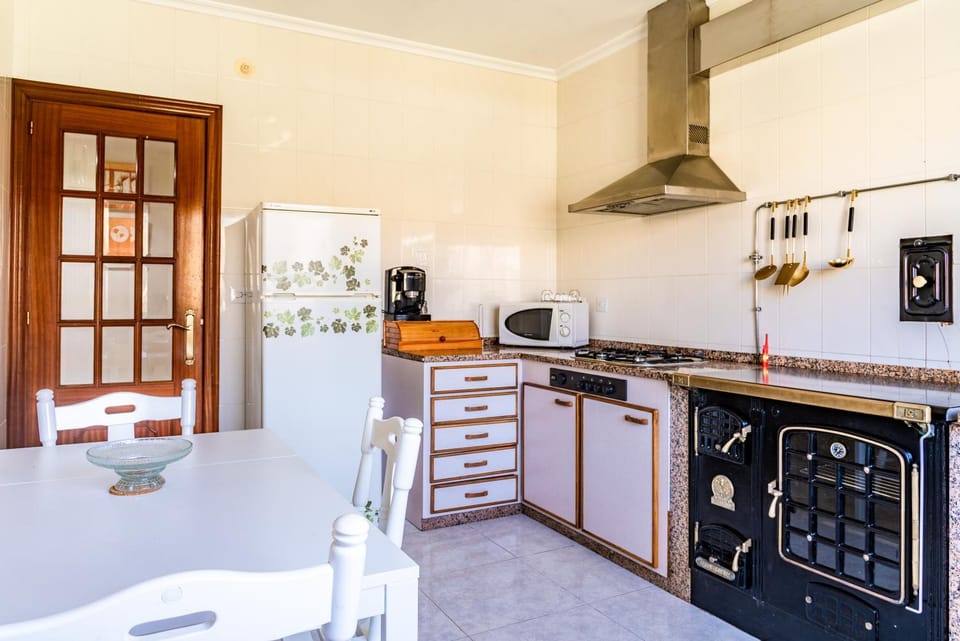 Kitchen or kitchenette, Dining area, stove