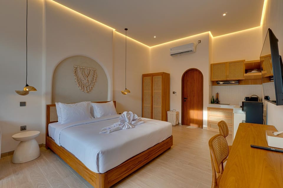 Bed, TV and multimedia, Bedroom, wardrobe, air conditioner