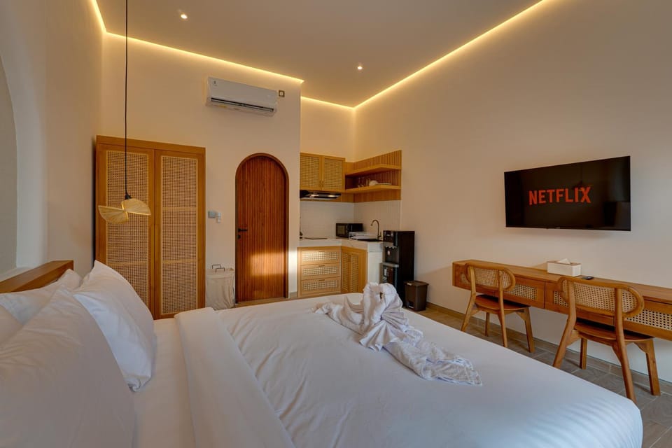 Bed, TV and multimedia, Seating area, Bedroom, air conditioner