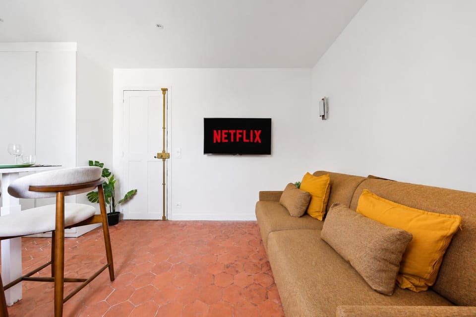 Montparnasse Stylish Studio Apartment NetFlix Apartment in Paris