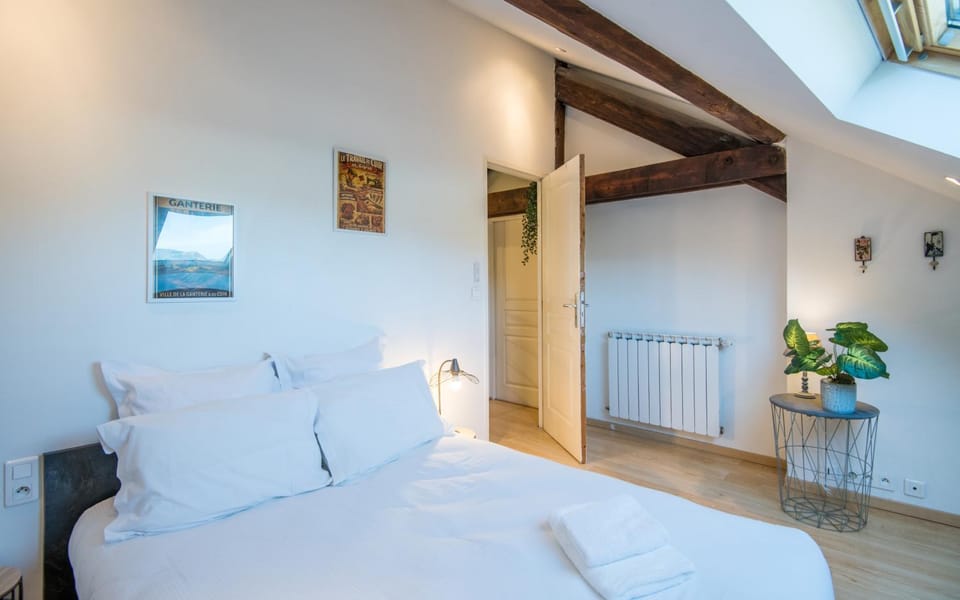 Photo of the whole room, Bedroom, heating