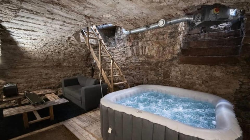 Les Voûtes Mâconnaises Jacuzzi - CinéRoom - Balnéo - Pétanque Apartment in Bourgogne-Franche-Comté