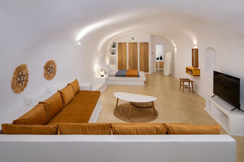 Bed, TV and multimedia, Living room, Bedroom